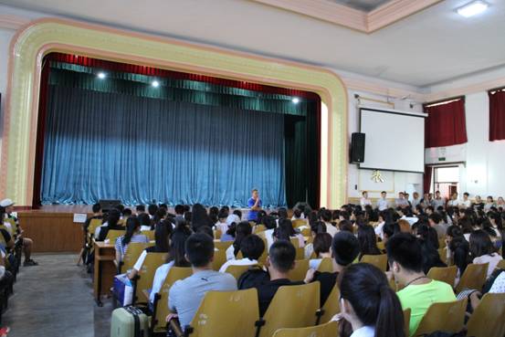 校园专场招聘会迎接开学第一天